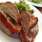 まちのパーラー - トマトとペコリーノ（羊）のチーズのサンド リュスティック