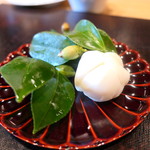 やまぐち - 百合根饅頭を椿に見立てて、中にはフォアグラ白味噌テリーヌ