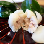 やまぐち - 百合根饅頭を椿に見立てて、中にはフォアグラ白味噌テリーヌ