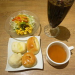 Gureisu Gaden I Ommoru Kashi Haraten - 枝豆、ハムチーズ、明太チーズ、タルタルフランスパン、アイスコーヒー、サラダ、スープ