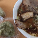 ラーメン 大翔 - 愛妻おにぎりで5馬力UP！！！

今日はとろ昆布に塩昆布。

ダブル昆布おにぎり大好き❤

81ッパクのタカシにも1個あげたよ。



