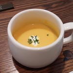 休日や - スモークサーモンのガレットのミニサラダとカップスープ