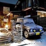 28&Vin - シャレた看板の左脇を奥に進みます