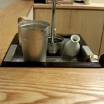 鮨 おくの - お酒を温めています。