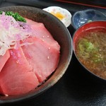 みなと市場 小松鮪専門店 - 「世界最北の黒まぐろ中トロ丼」