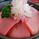 みなと市場 小松鮪専門店 - 「世界最北の黒まぐろ中トロ丼」