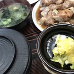 お食事処 いとう - トンテキ定食。ワカメ綺麗〜〜。ご飯も肉もどっさり。