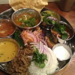 ビートイート - 2018年1月訪問時、3種のカレー（ケララチキン、するめイカ、豆腐とインゲン）とイノシシのキーマ、特に美味しかったのはするめイカです。肝をうまく使ってスパイスと調和させていて絶妙の美味しさです。イノシシのキーマはジビエ感あり、ケララチキンもさすがのスパイス感、その他ももちろん美味しくいただきました。