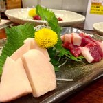 Kumamoto Dining Kitchen Basashi Izakaya - 左から
                      コウネ(たてがみ) 650円
                      フタエゴ(お腹の肉) 750円