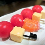 TAPAS桜台 - トマトとチーズのピンチョス￥350