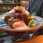 寿司割烹 やまびこ - ご常連さんが頼んでいたお持ち帰りちらし。