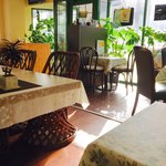 フォレストカフェ - 不揃いなテーブルとイスだけど、くつろげる空間