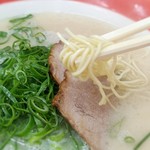 博多一番 - 長浜ラーメンばりかたの麺、チャーシュー、ネギ