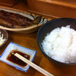 豊松 - この日はうな重用の鰻が売り切れで蒲焼ライスになった（当然にんにく載せ）