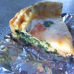 ハッチベーカリー - ホウレン草とサーモンのキッシュ