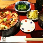 目黒魚金 - 海鮮バラちらし御膳(海鮮バラちらし、青海苔豆腐、お吸い物、香りの物、デザート) 1580円