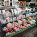 勘野食品 - ショーケースには内臓肉ばかし