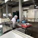 勘野食品 - ここで 作業してる