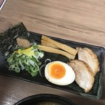 80055191 - 魚介とんこつつけ麺のトッピング。
                      旨し。