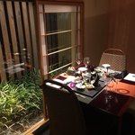 琵琶湖畔 おごと温泉 湯元館 - 別室でのお食事。中庭の奥は琵琶湖の夜景が