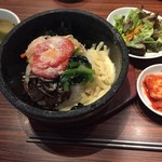 炭火焼肉・韓国料理 KollaBo - 明太チーズ石焼ビビンバとセットのワカメスープ、キムチ、サラダ