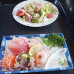 魚がし食堂はま蔵 - 刺身盛り合わせと刺身サラダ