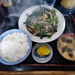 キッチンあべ - ニラ炒め（小ライス，みそ汁，漬物）