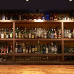 Bar Herencia - 200本以上のお酒が並ぶバックバー