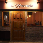 Bar Herencia - レンガ調の外観にアンティークの扉