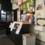 Yamamoto Shokuhin Monzen Chaya Monzen Seseragi Ten - 店内の注文カウンターで、ソース他もかりられる