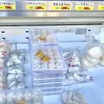 皇朝 - 販売所の冷蔵ケース①
            路面ですが、倉庫の様な場所に冷蔵ケースがぽつんと置かれています。最初は面喰らうかも（笑）