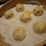 DIN TAI FUNG - あっさり海鮮と豚の旨味が融合、蟹味噌と豚肉入り小籠包6個RM20.8