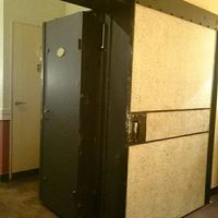 割烹蒲焼 横浜八十八 吉田町店 - 旧銀行の金庫の部屋。扉がいい