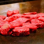 鉄板焼さとう - ステーキ焼いてます