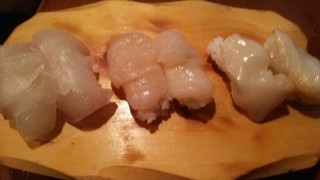 Sushiyanodaidokoro - 左からタイ・ホタテ・つぶ貝