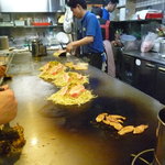 Ganso Henkutsuya - ☆５枚のお好み焼きをジュージュー焼いてます(^^♪☆