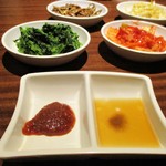 SEOUL TABLE - ”野菜食べ放題！ 選べるサムギョプサル付 120分飲み放付き 3,980円コース” の サムギョプサル のタレ と、食べ放題のナムル等。