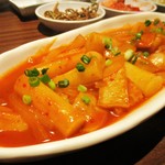 SEOUL TABLE - ”野菜食べ放題！ 選べるサムギョプサル付 120分飲み放付き 3,980円コース” の トッポギ。　　　　　　2018.01.26