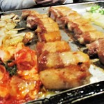 SEOUL TABLE - ”野菜食べ放題！ 選べるサムギョプサル付 120分飲み放付き 3,980円コース” のサムギョプサルが焼きあがりました。　　　　　　2018.01.26