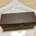 ガトーかんの - 「ノワ」は、硬いチョコレートとくるみ入りの生地がよく合っています！