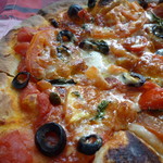 WHITE BRICK OVEN - 重厚なパンピザ生地にトマトやブラックオリーブ、ケイパーやバジルなど具沢山