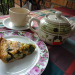 WHITE BRICK OVEN - キッシュRM8、ティーバックの熱々紅茶RM3