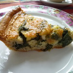 WHITE BRICK OVEN - 冷蔵ケースから冷たいままのご提供、モロモロ食感のほうれん草のキッシュ