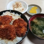 かねこ - 名物カツ丼 (690円) 味噌汁.冷奴.漬物付
カツが上に3枚中に2枚