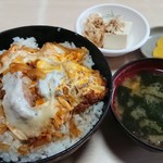 かねこ - ゴージャス丼 (730円) 味噌汁.冷奴.漬物付
卵とじカツ+ご飯の中にタレカツ