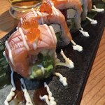 だしまきと趣肴 利楽 - アボカドとクリームチーズの炙りサーモンロール アップ