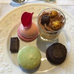 今回が初お披露目の、ほうじ茶のマカロン！