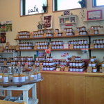 瀬戸内ジャムズガーデン - 季節のジャムたち～テイスティングのテーブルで試食できます。