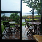 瀬戸内ジャムズガーデン - 店内から見るテラス席。