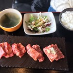 Yakiniku Kura - キャーーー！カルビづくしランチ！！！
                        
                        ￥1580。
                        
                        白飯やスープ、サラダ等ひと通り付いて白飯おかわり無料。和牛でこのお値段。
                        
                        素晴らしい！！！
                        
                        
                        